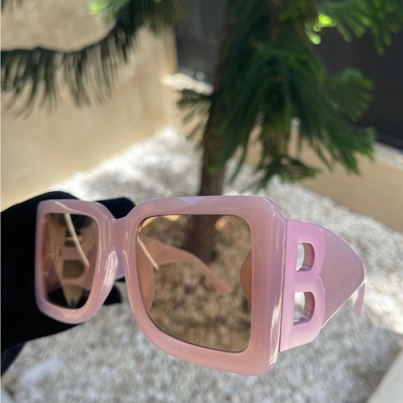 Women’s Oversized Square “B” Sunglasses - Picture 5 of 5